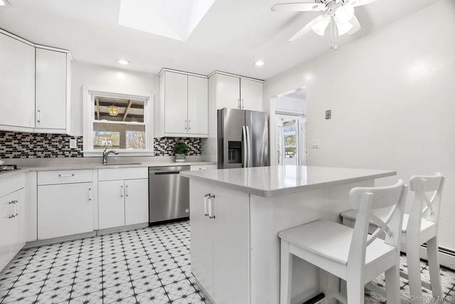 4 Laura Drive, Airmont, NY 10952