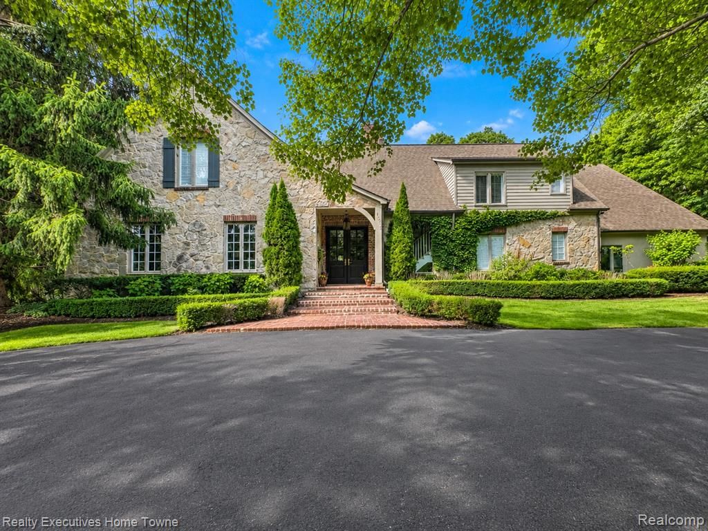 1395 Country Club Road, Bloomfield Hills, MI 48304