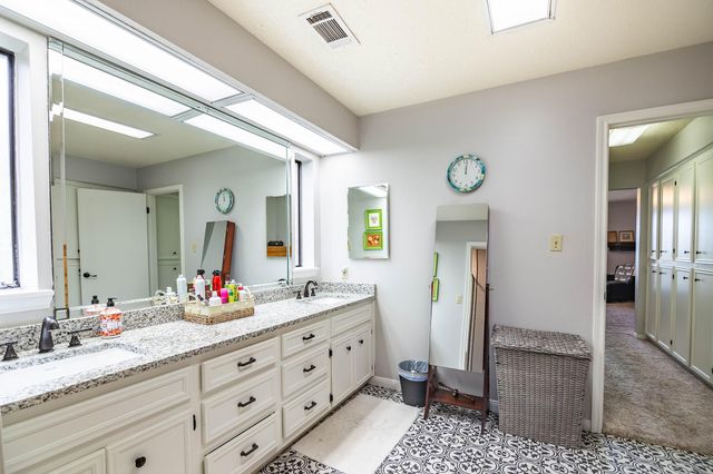 812 Broadmoor Drive, Huntsville, TX 77340