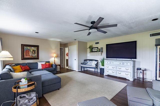 812 Broadmoor Drive, Huntsville, TX 77340