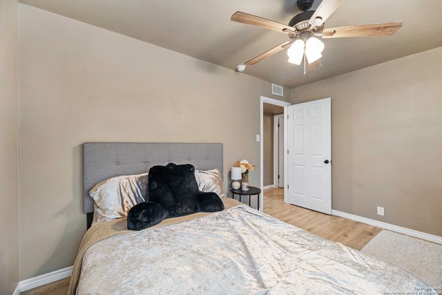 379 PINEWOOD LN, San Antonio, TX 78216