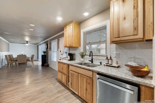 379 PINEWOOD LN, San Antonio, TX 78216