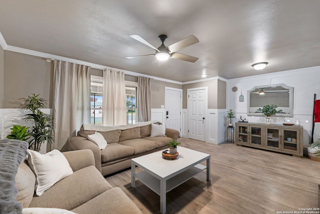 379 PINEWOOD LN, San Antonio, TX 78216