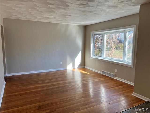 8527 Dianthus Lane, St Louis, MO 63136