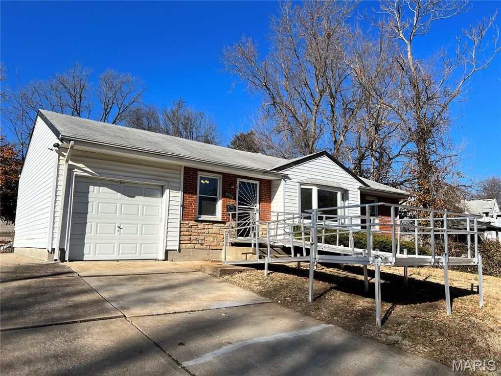 8527 Dianthus Lane, St Louis, MO 63136