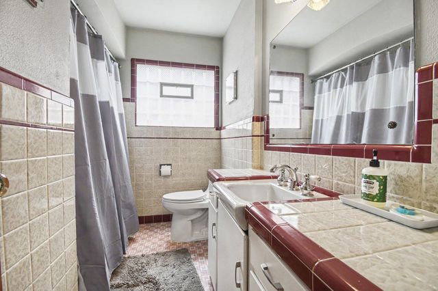 136 Westmont Drive NW, Grand Rapids, MI 49504