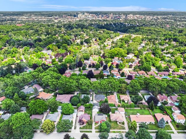 136 Westmont Drive NW, Grand Rapids, MI 49504