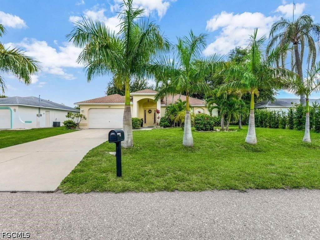 Image 1 of property listing at 206 SE 28th TER, Cape Coral, FL 33904