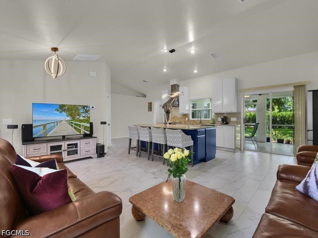 Image 2 of property listing at 206 SE 28th TER, Cape Coral, FL 33904