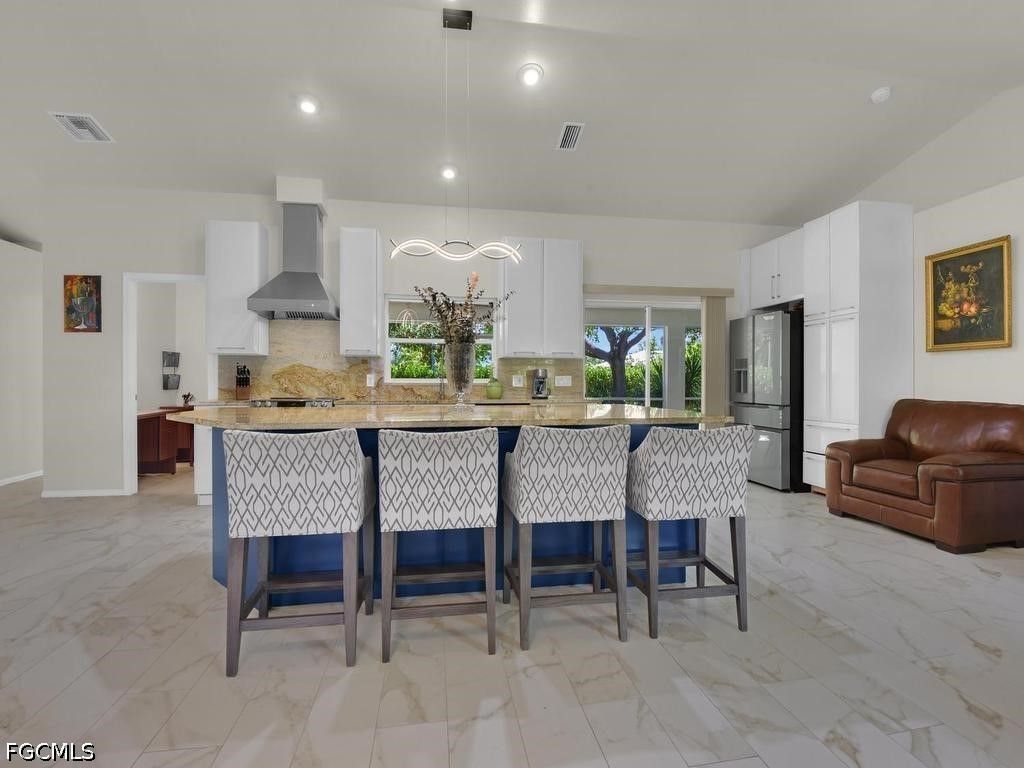 Image 5 of property listing at 206 SE 28th TER, Cape Coral, FL 33904