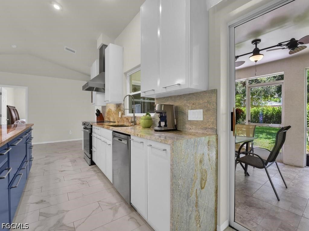 Image 6 of property listing at 206 SE 28th TER, Cape Coral, FL 33904