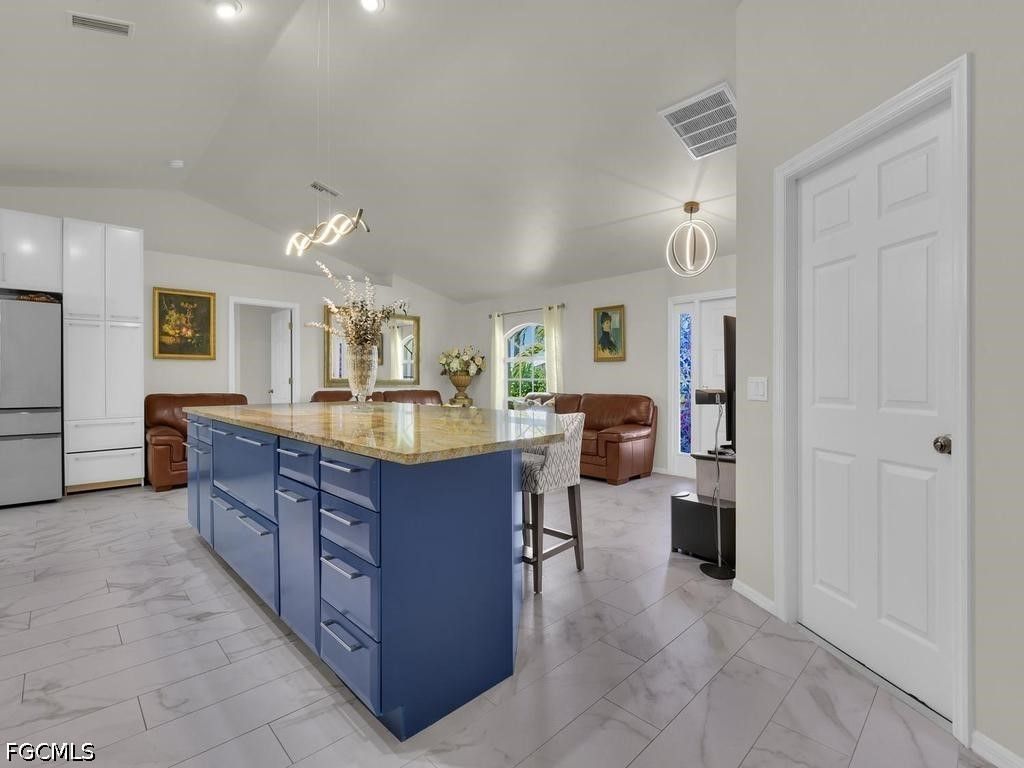 Image 7 of property listing at 206 SE 28th TER, Cape Coral, FL 33904