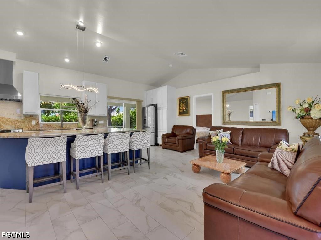 Image 9 of property listing at 206 SE 28th TER, Cape Coral, FL 33904