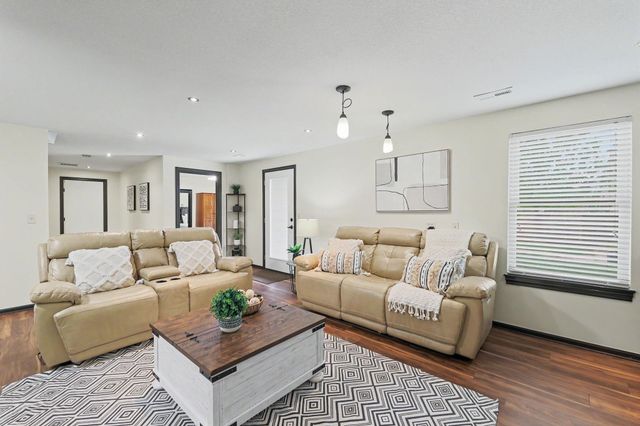 2618 N Woodridge St, Wichita, KS 67226