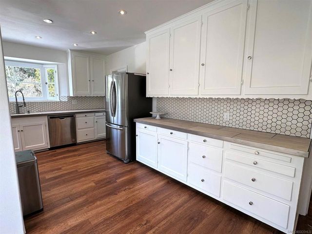 2400 Benedict Canyon Dr, Beverly Hills, CA 90210