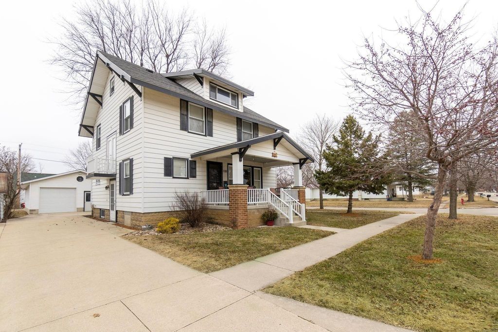301 W Sycamore Street, Dunkerton, IA 50626
