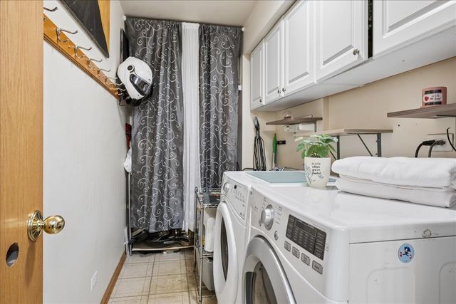 1068 N Camden Lane, South Elgin, IL 60177
