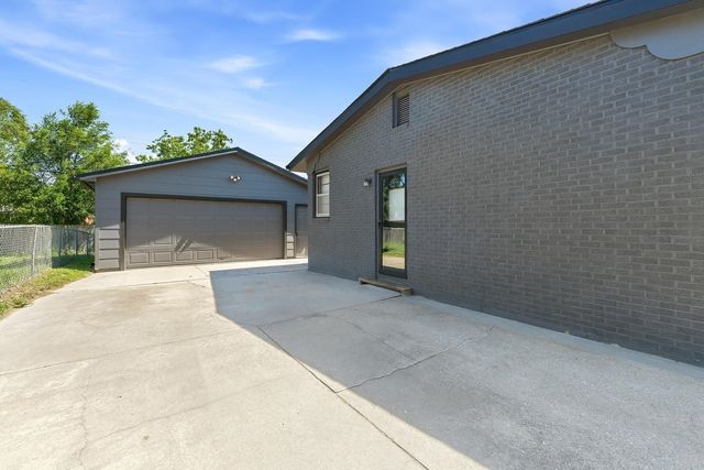 1232 E El Monte St, Wichita, KS 67216