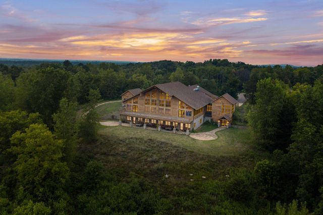 893 Crane Hill Trail, Hudson, WI 54016