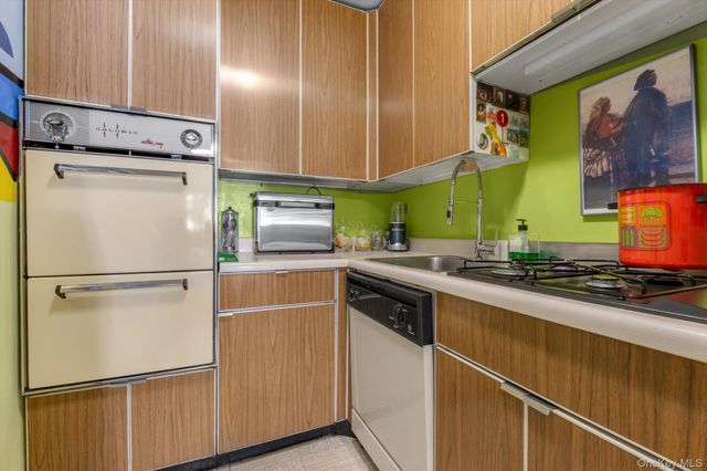 61-20 Grand Central Parkway A208, Forest Hills, NY 11375