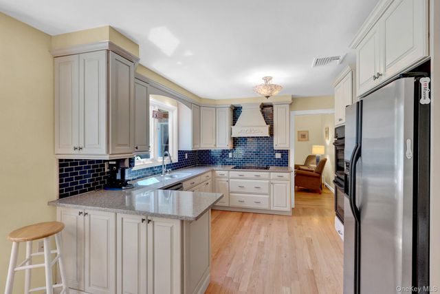 31 Penelope Drive, East Setauket, NY 11733