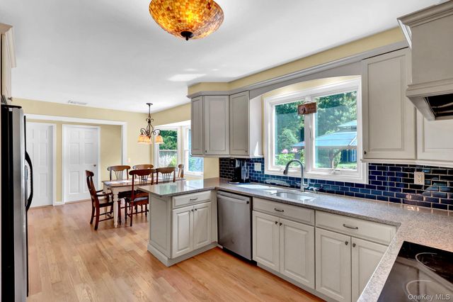 31 Penelope Drive, East Setauket, NY 11733