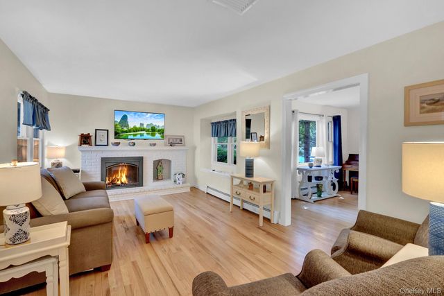 31 Penelope Drive, East Setauket, NY 11733