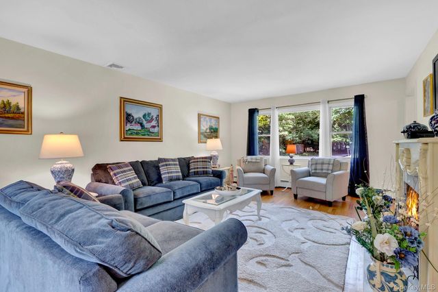 31 Penelope Drive, East Setauket, NY 11733