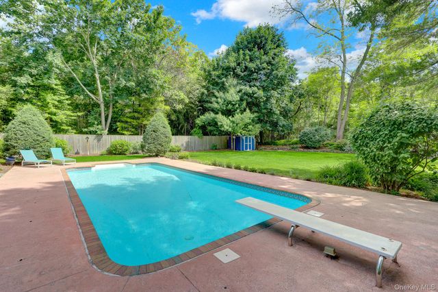 31 Penelope Drive, East Setauket, NY 11733