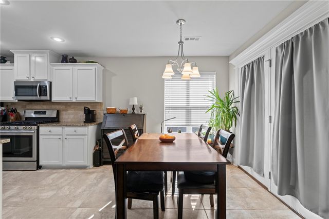 2102 N Carl Street, Siloam Springs, AR 72761