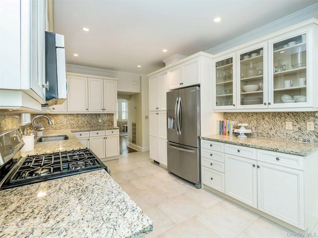 28 Monroe Street, Port Washington, NY 11050