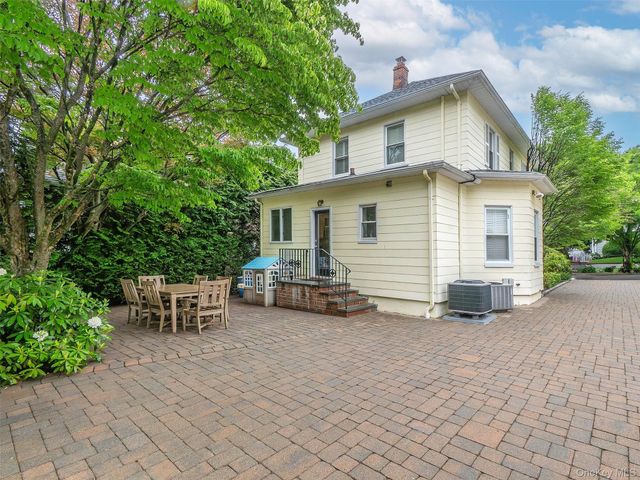 28 Monroe Street, Port Washington, NY 11050