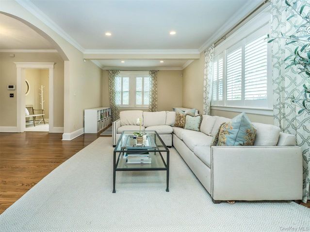 28 Monroe Street, Port Washington, NY 11050