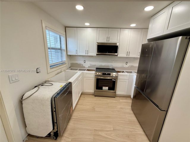 8600 Sunrise Lakes Boulevard 102, Sunrise, FL 33322