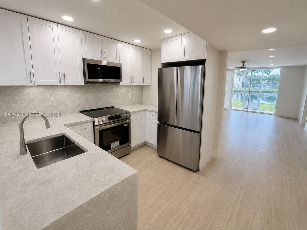 8600 Sunrise Lakes Boulevard 102, Sunrise, FL 33322