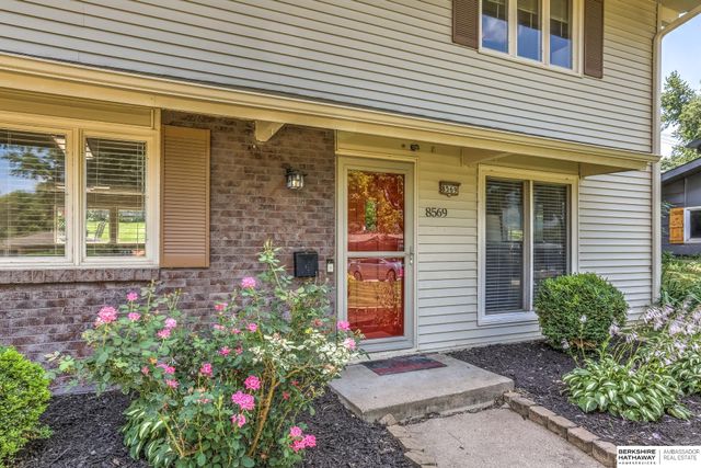 8569 Larimore Avenue, Omaha, NE 68134