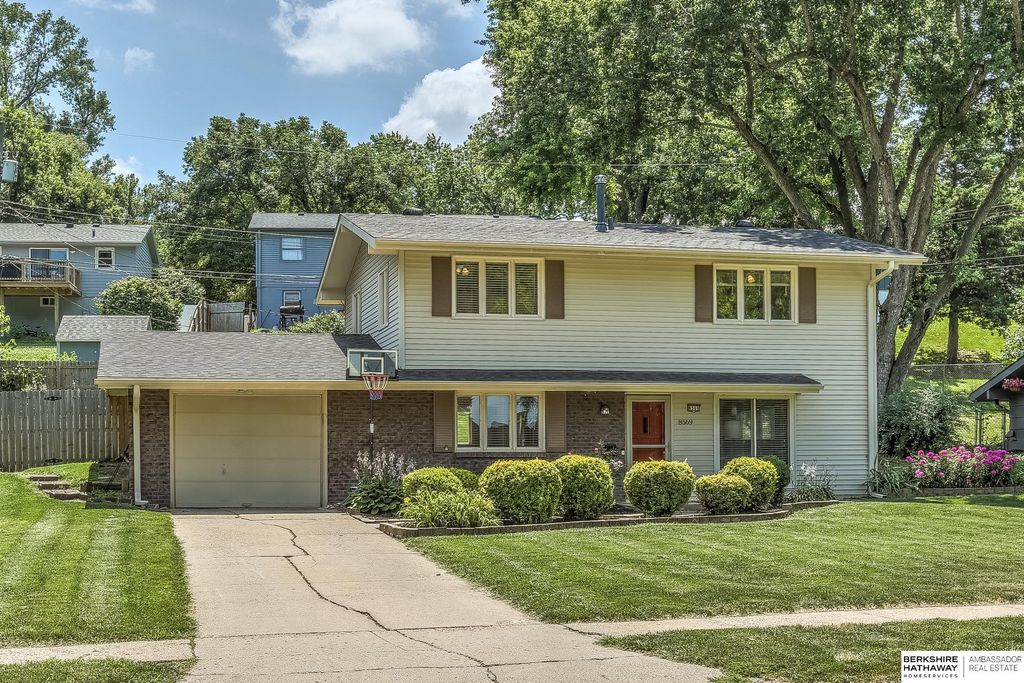 8569 Larimore Avenue, Omaha, NE 68134