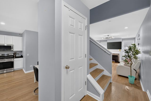 547 Bobby Ann Court, Roselle, IL 60172