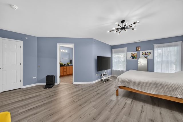 547 Bobby Ann Court, Roselle, IL 60172