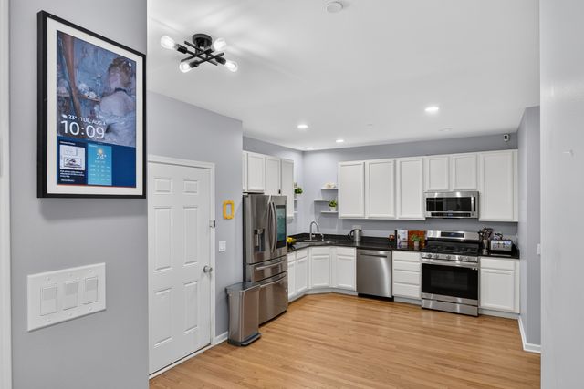 547 Bobby Ann Court, Roselle, IL 60172