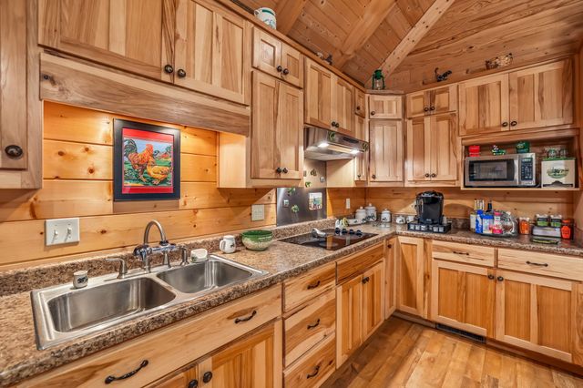 4012 Payne Cove Rd, Pelham, TN 37366