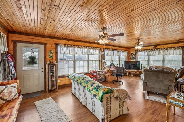 4012 Payne Cove Rd, Pelham, TN 37366