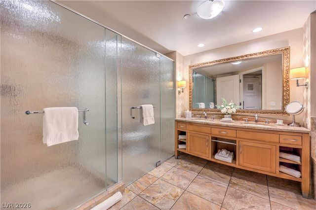 2000 Fashion Show Drive 4015, Las Vegas, NV 89109