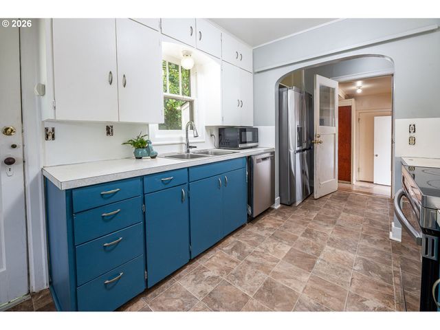 956 KELLY Blvd, Springfield, OR 97477