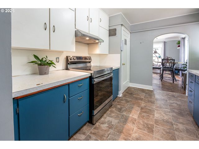 956 KELLY Blvd, Springfield, OR 97477