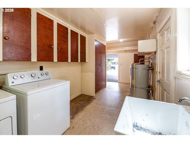 956 KELLY Blvd, Springfield, OR 97477