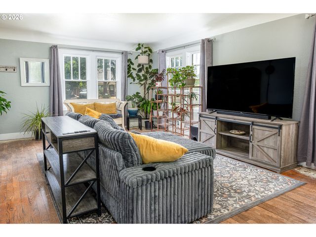 956 KELLY Blvd, Springfield, OR 97477
