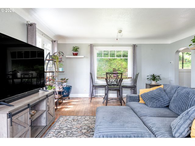 956 KELLY Blvd, Springfield, OR 97477