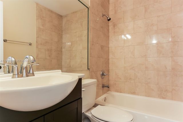 7681 NW 181st Ter, Hialeah, FL 33015