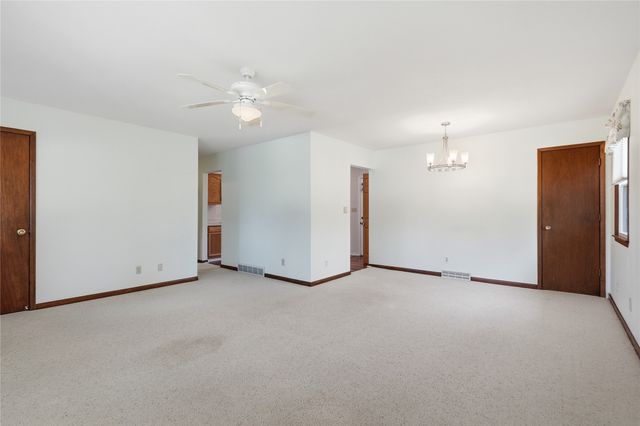 6671 NW 4th Court, Des Moines, IA 50313